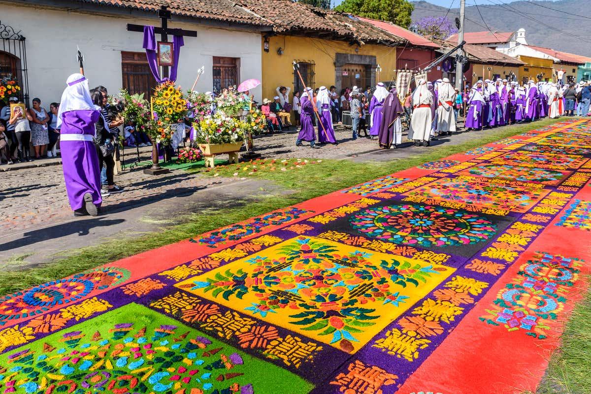 - Tradiciones y rituales populares en honor al primer mártir cristiano
