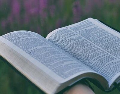 La importancia de la lectura espiritual en la formación juvenil