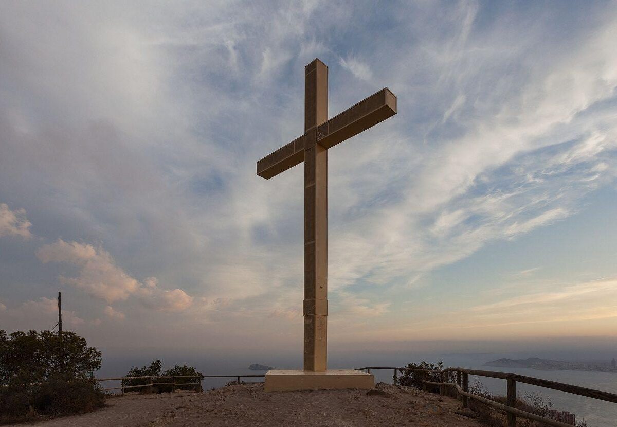 El impacto del cristianismo en la literatura de misterio y suspenso