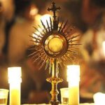 La importancia de la adoración eucarística en familia