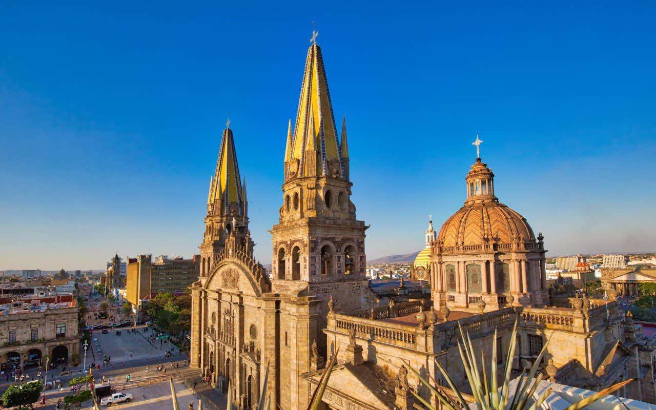 Sumergirse en la ⁣historia y la religión a través de las catedrales emblemáticas