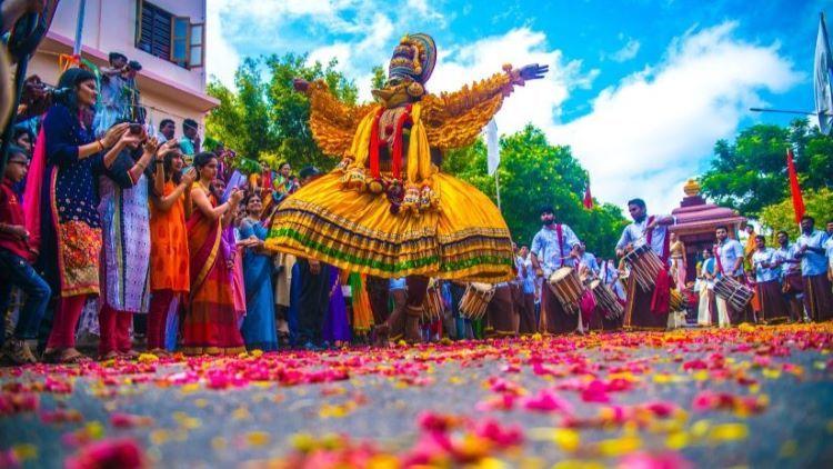 Importancia de los festivales religiosos como expresión de identidad cultural