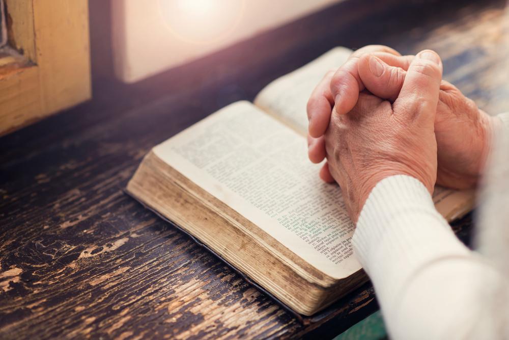 Incorporar la oración y la práctica religiosa en la vida diaria de los hijos
