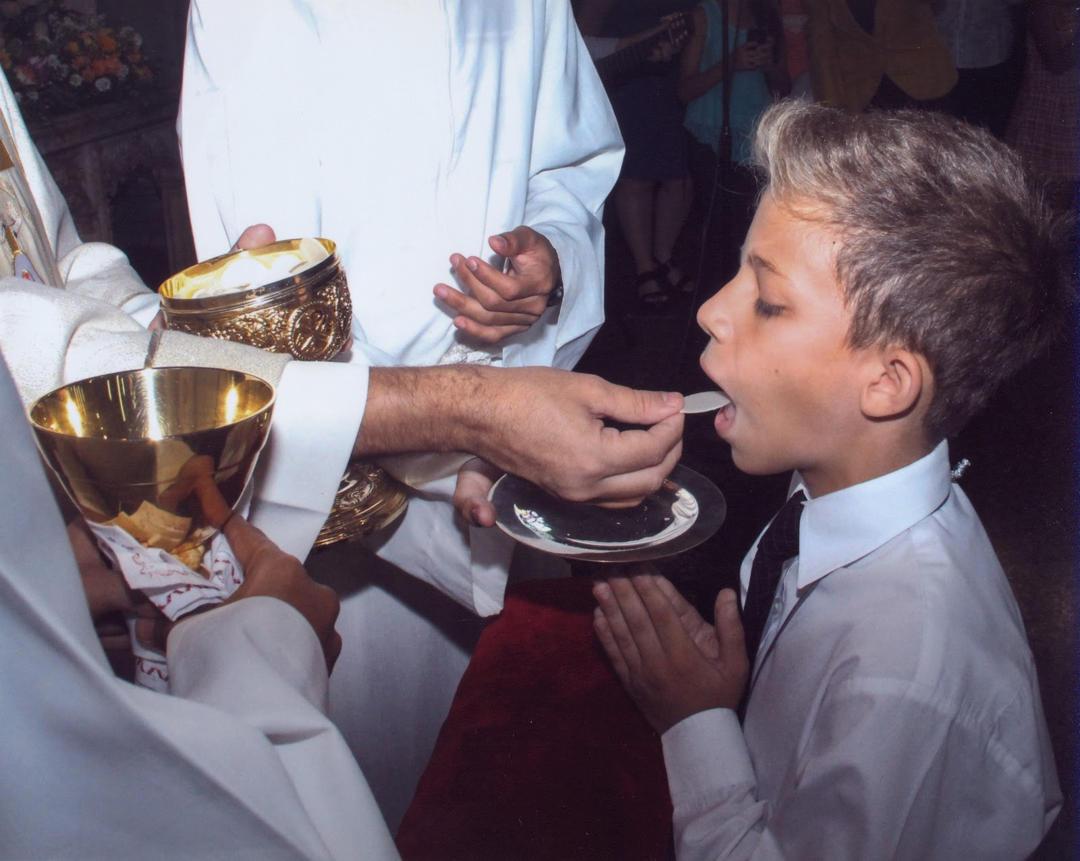 Impacto ‌positivo‍ de⁤ la primera comunión en⁣ el desarrollo espiritual y⁤ moral de los niños