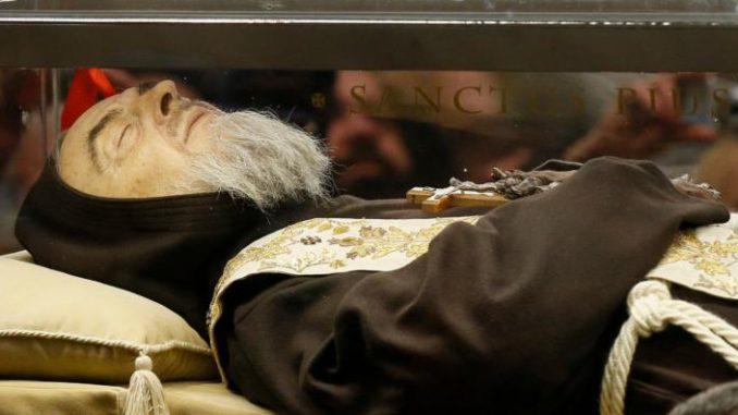 Recomendaciones⁢ para seguir el camino espiritual ‍de San ‌Pío: Oración, sacrificio y amor al‌ prójimo