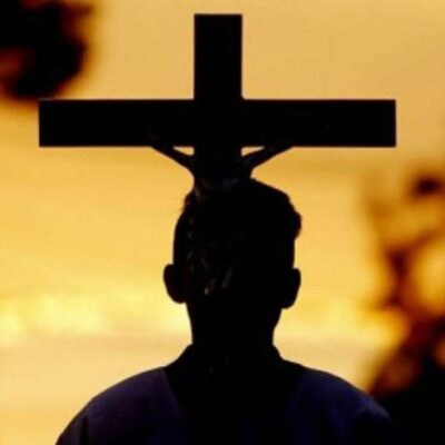 El catolicismo en la moda: Símbolos religiosos que inspiran tendencias