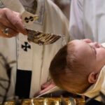 La importancia del bautismo como inicio del camino de fe en familia
