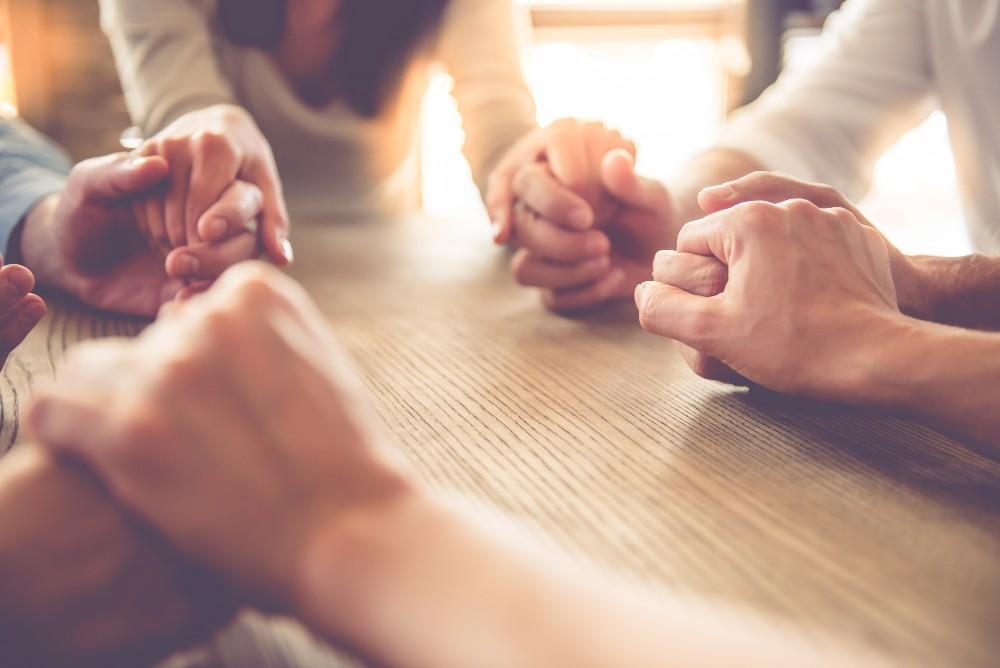 Cómo abordar el duelo espiritual de los niños a través del acompañamiento pastoral