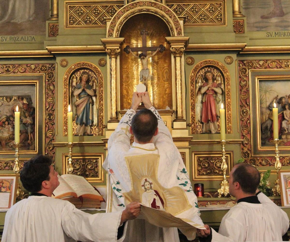 Profundizando en el misterio de fe y amor en la Eucaristía