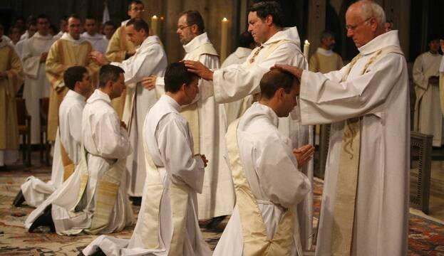 El debate ‌sobre el celibato⁢ sacerdotal ‌en la Iglesia Católica