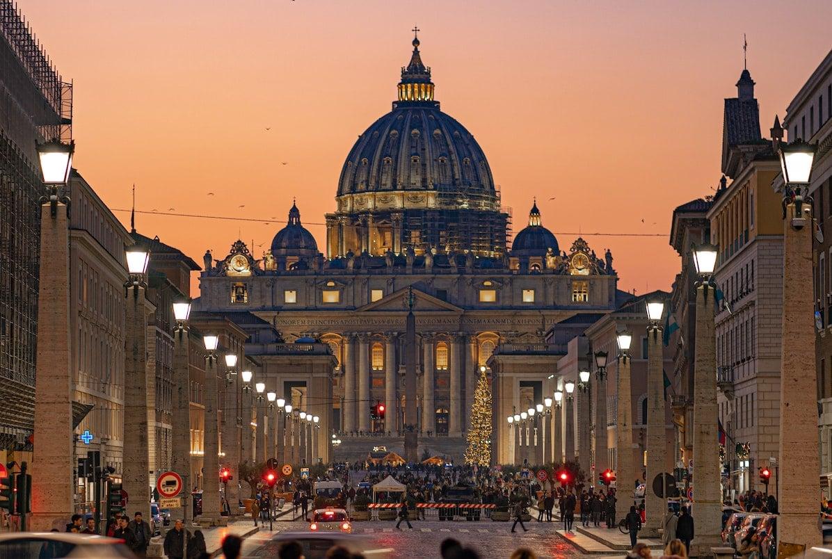 Análisis de los retos ​que enfrenta la Iglesia Católica en​ la era moderna